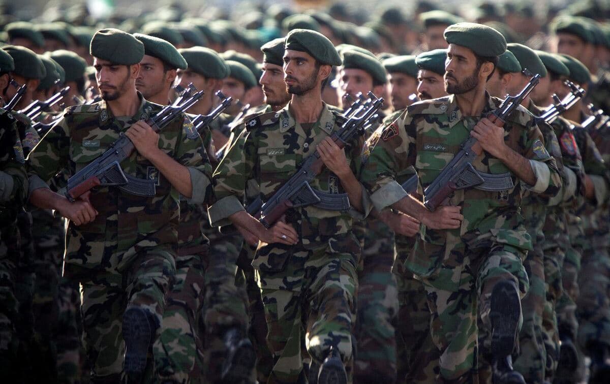 ژمارەیەک ئەندامی سوپای پاسداران لە نمایشێکی سەربازیدا بەبۆنەی یادی شەڕی ئێران - عێراق. مێژووی وێنەکە دەگەڕێتەوە بۆ 22-9-2007: Reuters
