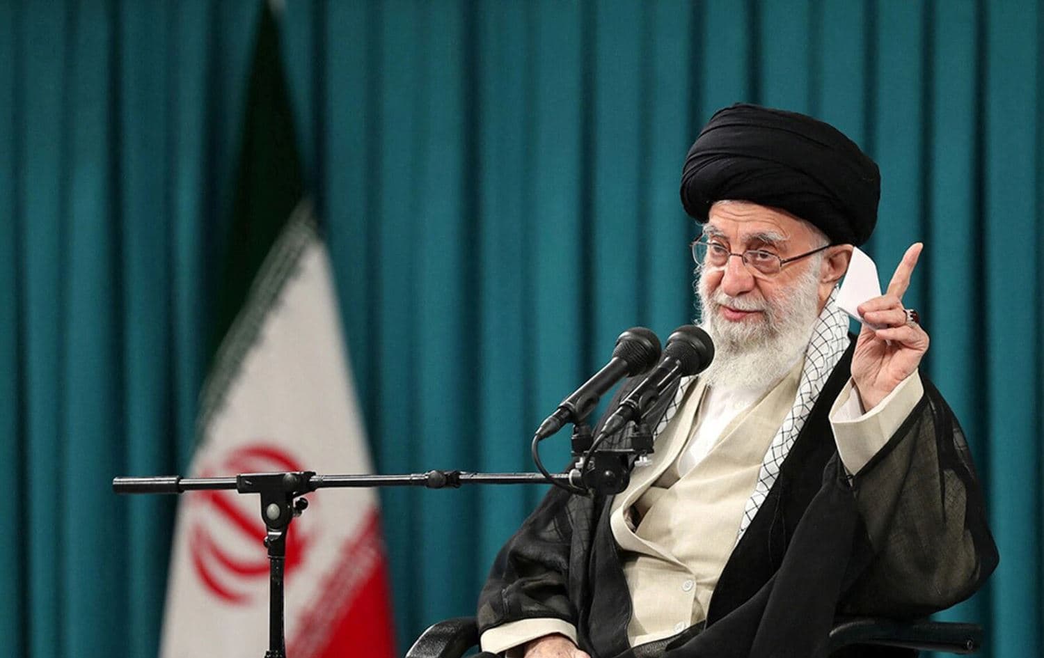  عەلی خامنەیی، رێبەری کۆماری ئیسلامیی ئێران. 