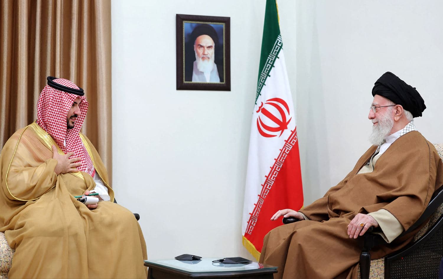 رێبەری کۆماری ئیسلامی ئێران لەگەڵ وەزیری بەرگریی سعودیە کۆبووەوە.