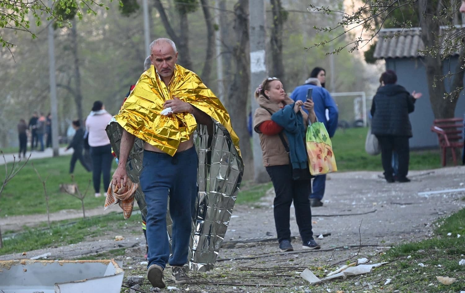 Şêniyên Kharkivê û bermahiyên bombebaraneke Rûsyayê / Wêne: AFP