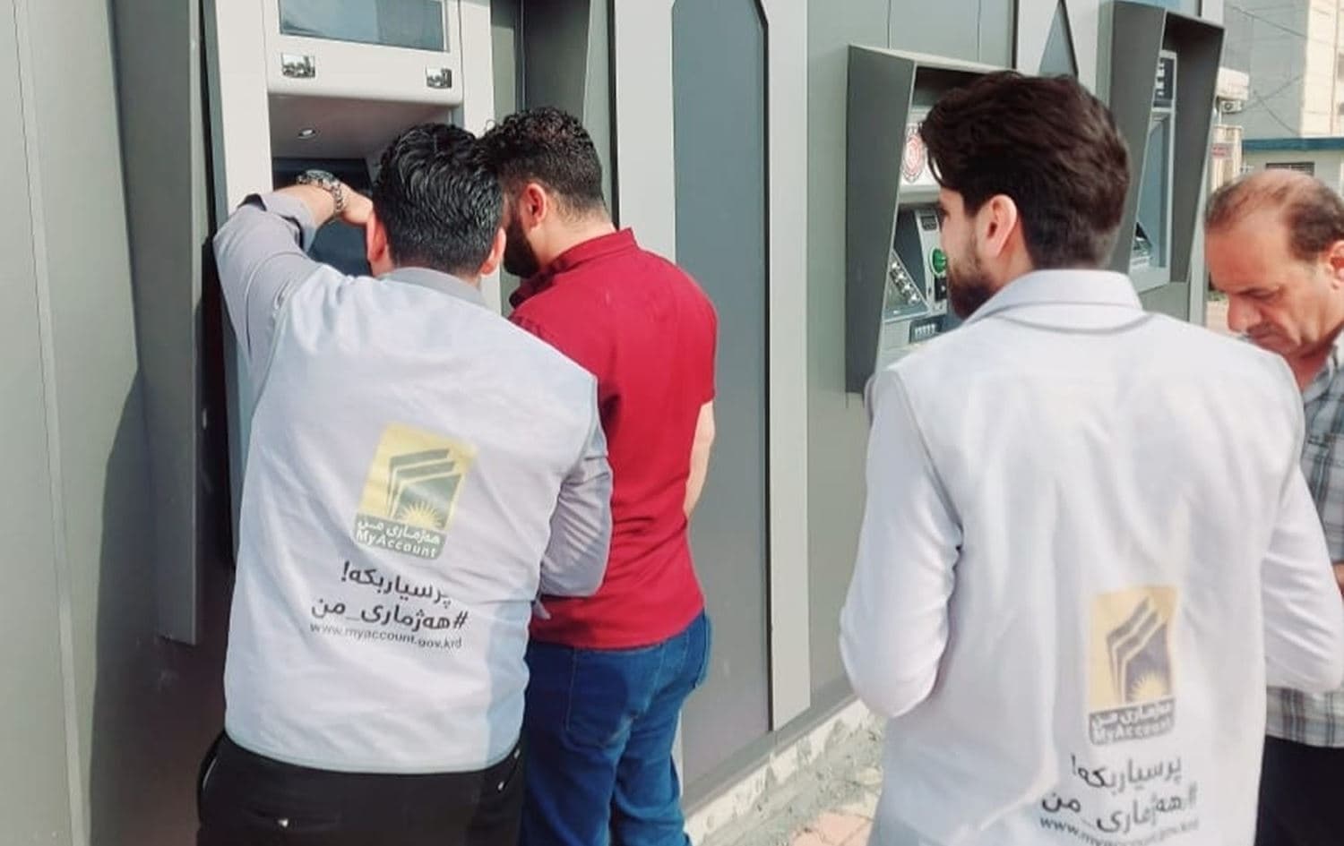 A team from MyAccount initiative instruct civil servants in Erbil about withdrawing cash from ATMs through debit card. Photo: file/Rudaw