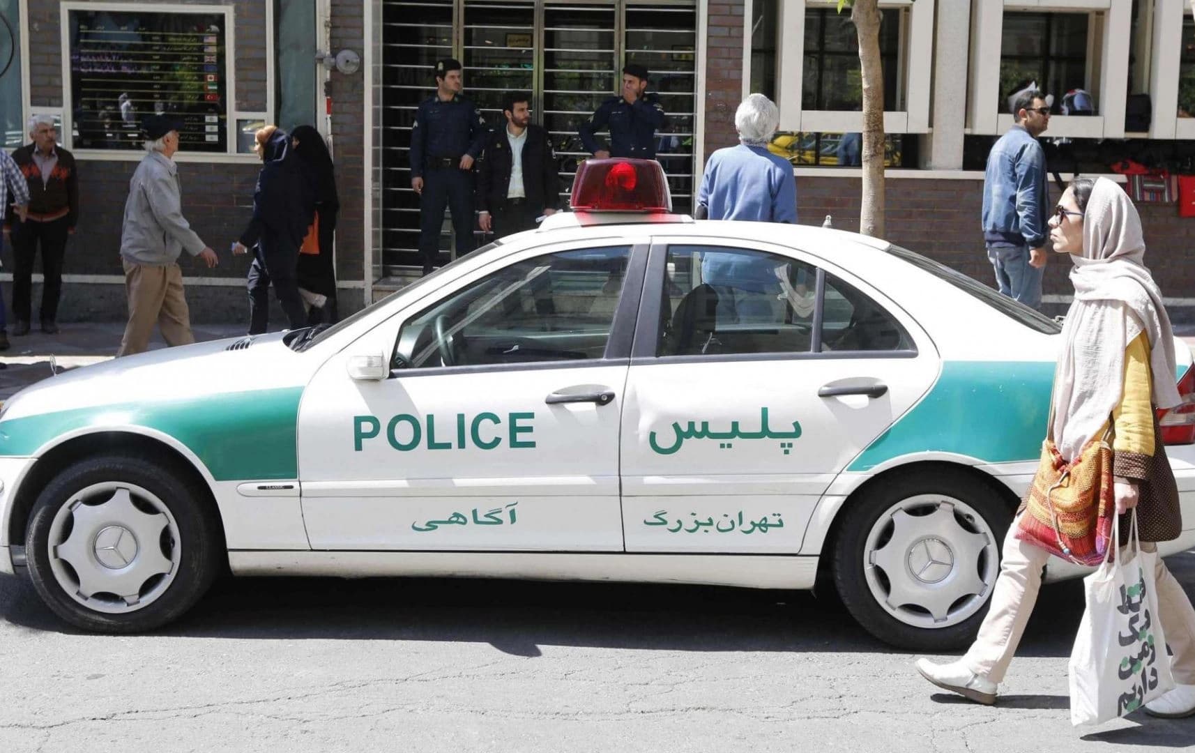 ئۆتۆمبێلێکی پۆلیس لە تاران. 