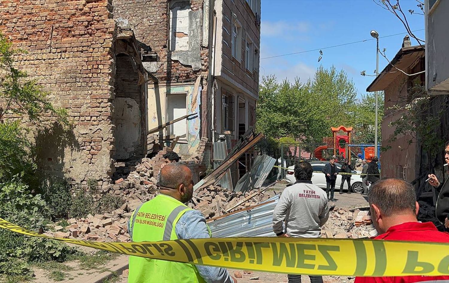 An abandoned building in Fatih district collapses partly after a 6.2 magnitude earthquake jolts Istanbul on April 23, 2025. Photo: AA