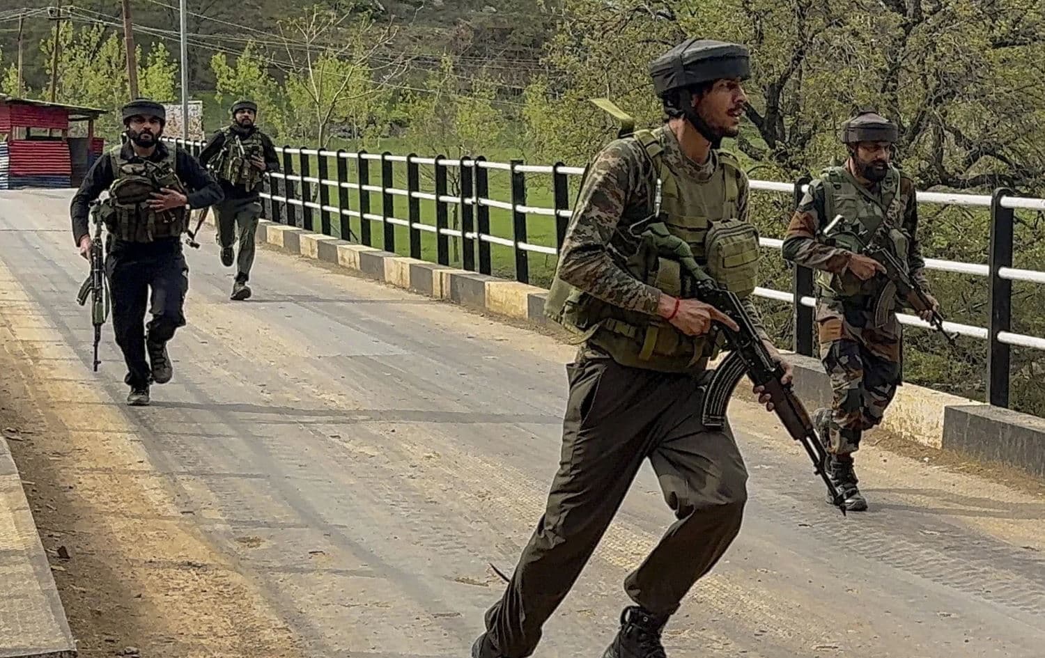 ژمارەیەک سەرباز لەکاتی رووبەڕووبوونەوە لەگەڵ چەکدارەکان. وێنە: AFP