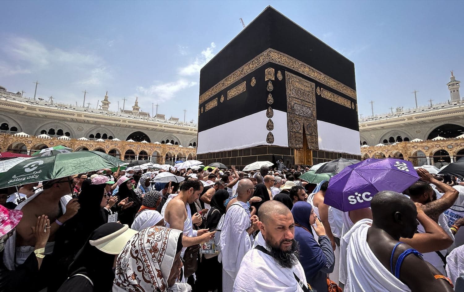حاجیان لە کاتی تەواف کردن بە دەوری کەعبەدا