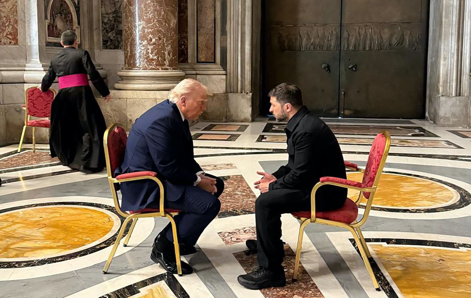 Trump ve Zelenskiy, Vatikan'da bir araya geldi / Fotoğraf: AFP