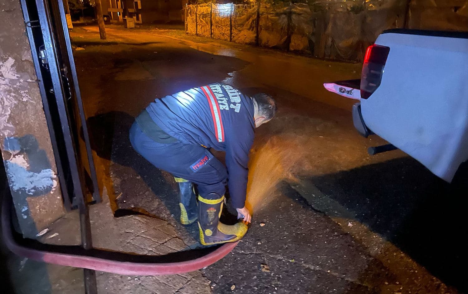 Karmendekî hawarçûna Sêrtê ava di nava malekê de vala dike / Wêne: AA