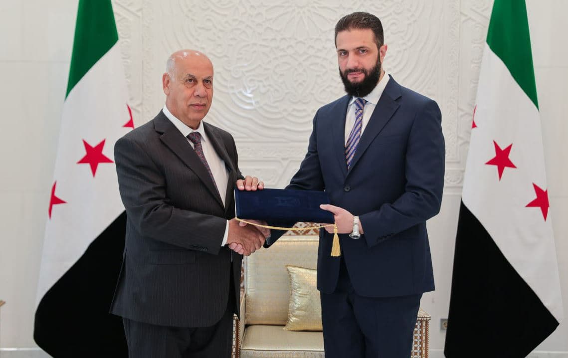 ئەحمەد فەکاک بەدرانى، وەزیرى رۆشنبیرى و گەشتوگوزار و شوێنەوارى عێراق لە دیمەشق بانگھێشتنامە رادەستى ئەحمەد شەرع دەکات.