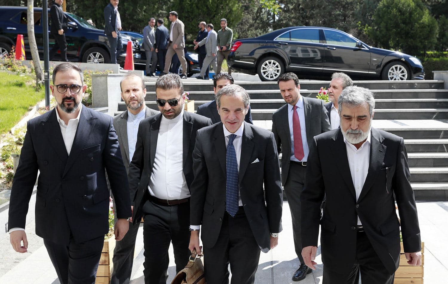 Uluslararası Atom Enerjisi Ajansı (UAEA) Genel Müdürü Rafael Mariano Grossi (2. sağ), İran ve ABD arasındaki müzakereler devam ederken Tahran'a gitmişti. / AA