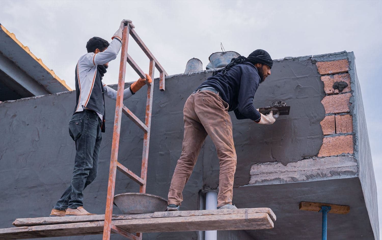 Two construction workers in the Kurdistan Region working on a scaffolding without taking proper safety measures. File photo: Bilind T. Abdullah/Rudaw