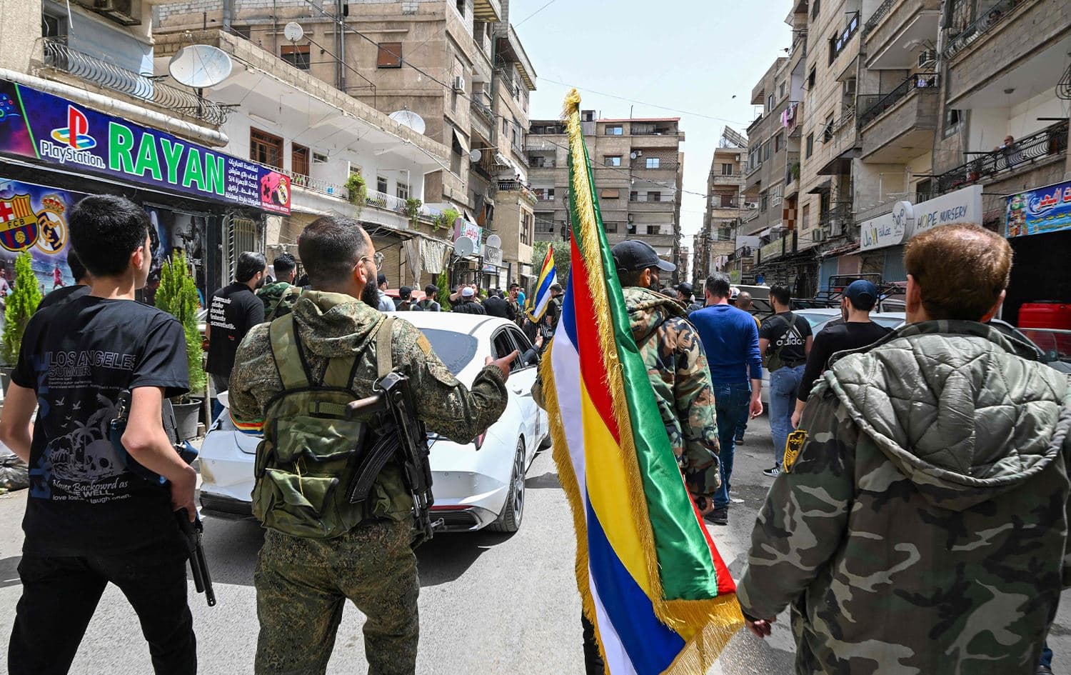مسلّحون من الطائفة الدرزية في سوريا في جنازة سبعة أشخاص قُتلوا خلال الاشتباكات-AFP
