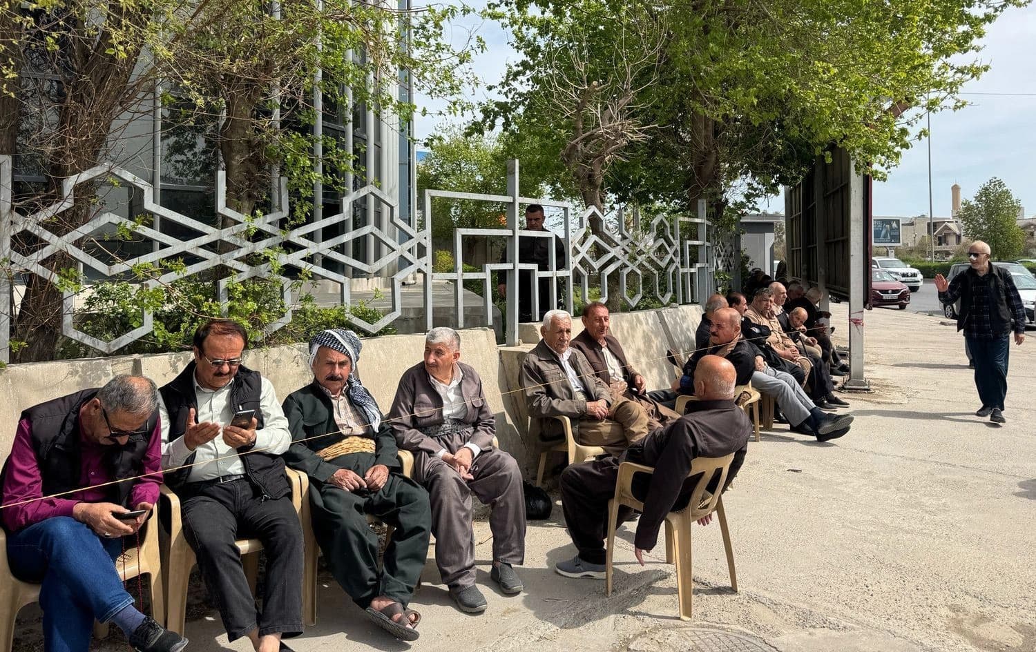 ژمارەیەک خانەنشین لە چاوەڕوانی مووچەکانیان لە سلێمانی؛ وێنە: رووداو- ئەرشیف