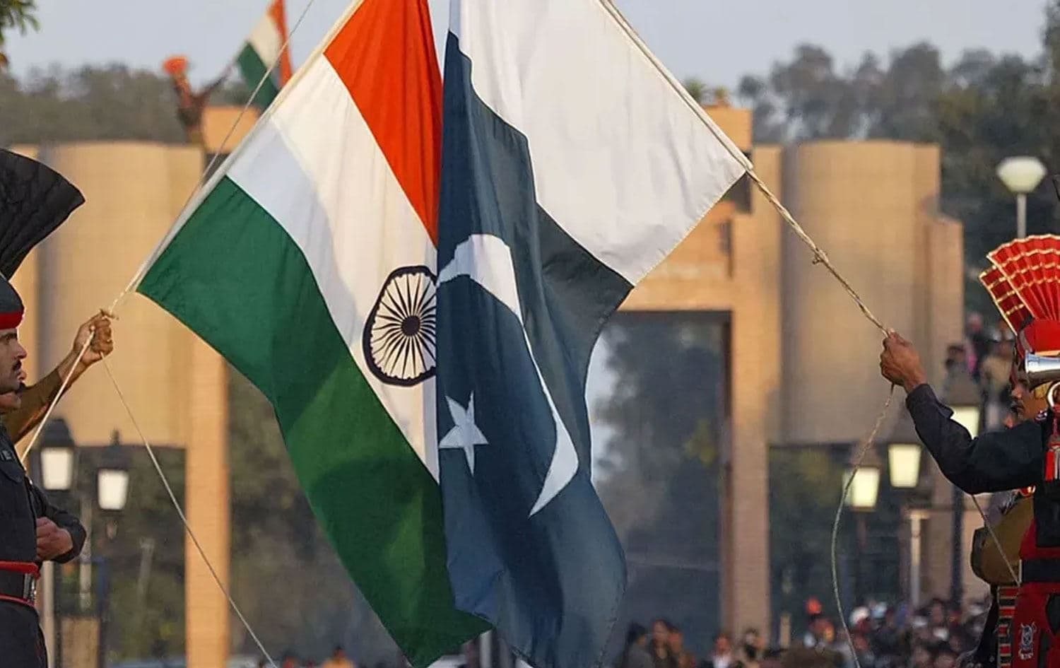 Leşkerên Hindistan û Pakistanê bi alayên welatên xwe / Wêne: Arşîv