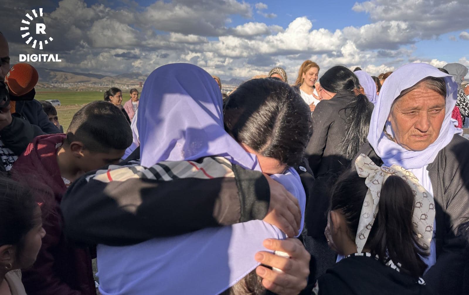Dema vegera jineke ku hatiye rizgarkirin / Wêne: Nayîf Remezan, Rûdaw