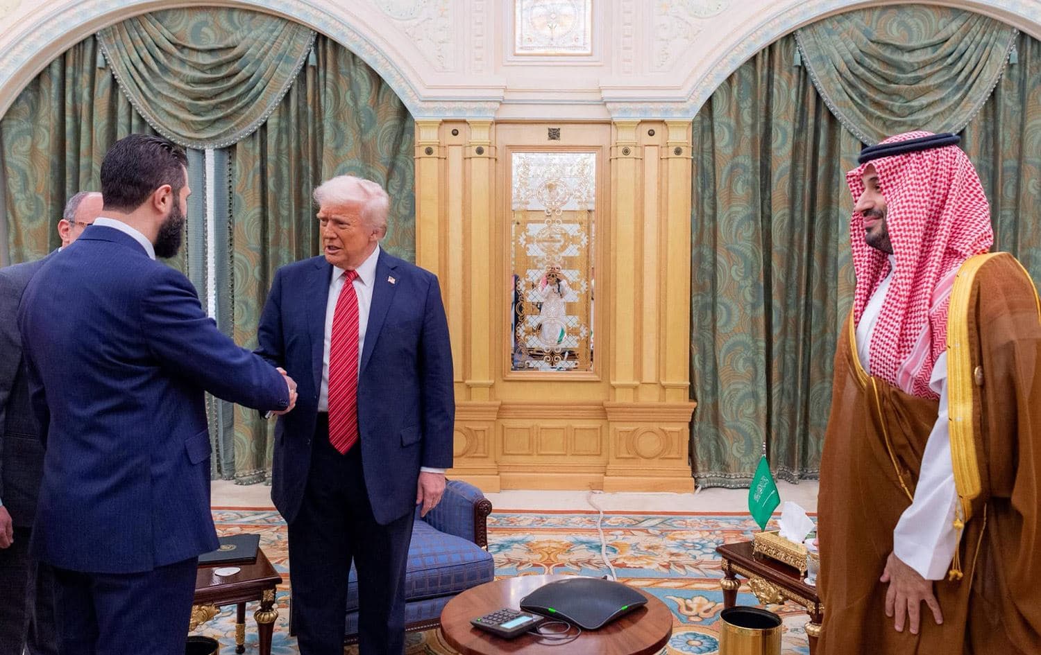 کۆبوونەوەی دۆناڵد ترەمپ و ئەحمەد شەرع بە ئامادەبوونی محەممەد بن سەلمان؛ ئەردۆغانیش بە ئۆنلاین بەشدار بووە. وێنە: AFP