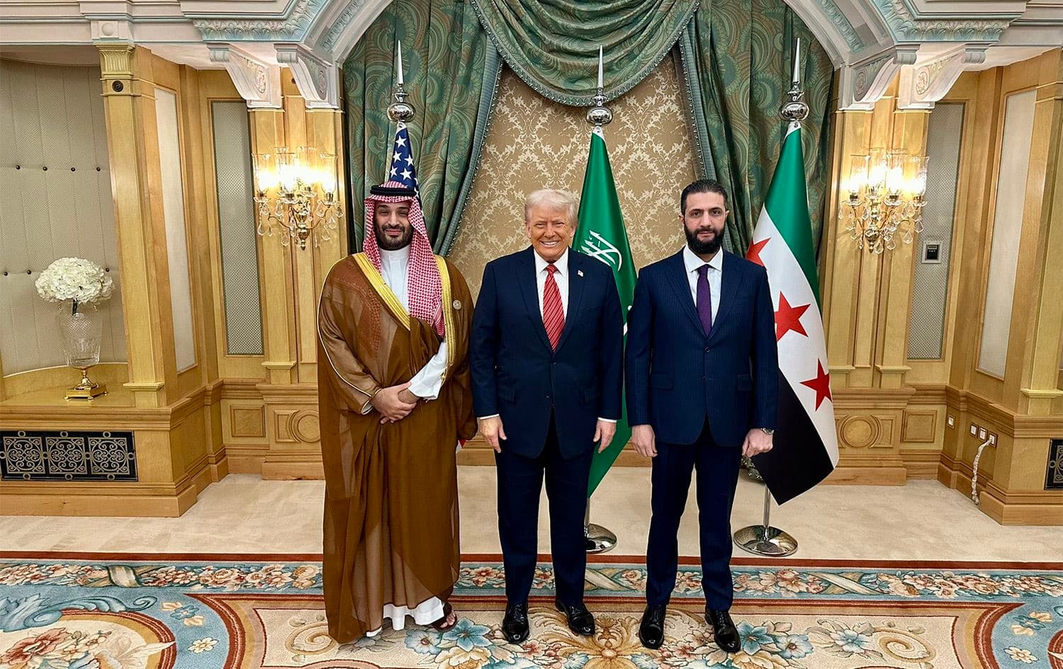 کۆبوونەوەی دۆناڵد ترەمپ لەگەڵ ئەحمەد شەرع و محەممەد بن سەلمان