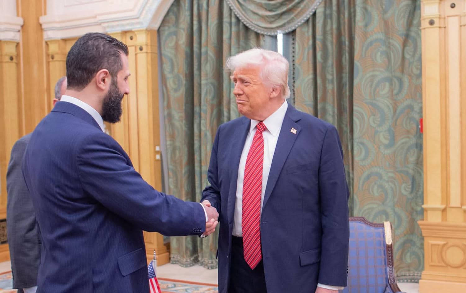 وێنەیەکی کۆبوونەوەی دۆناڵد ترەمپ و ئەحمەد شەرع لە سعودیە