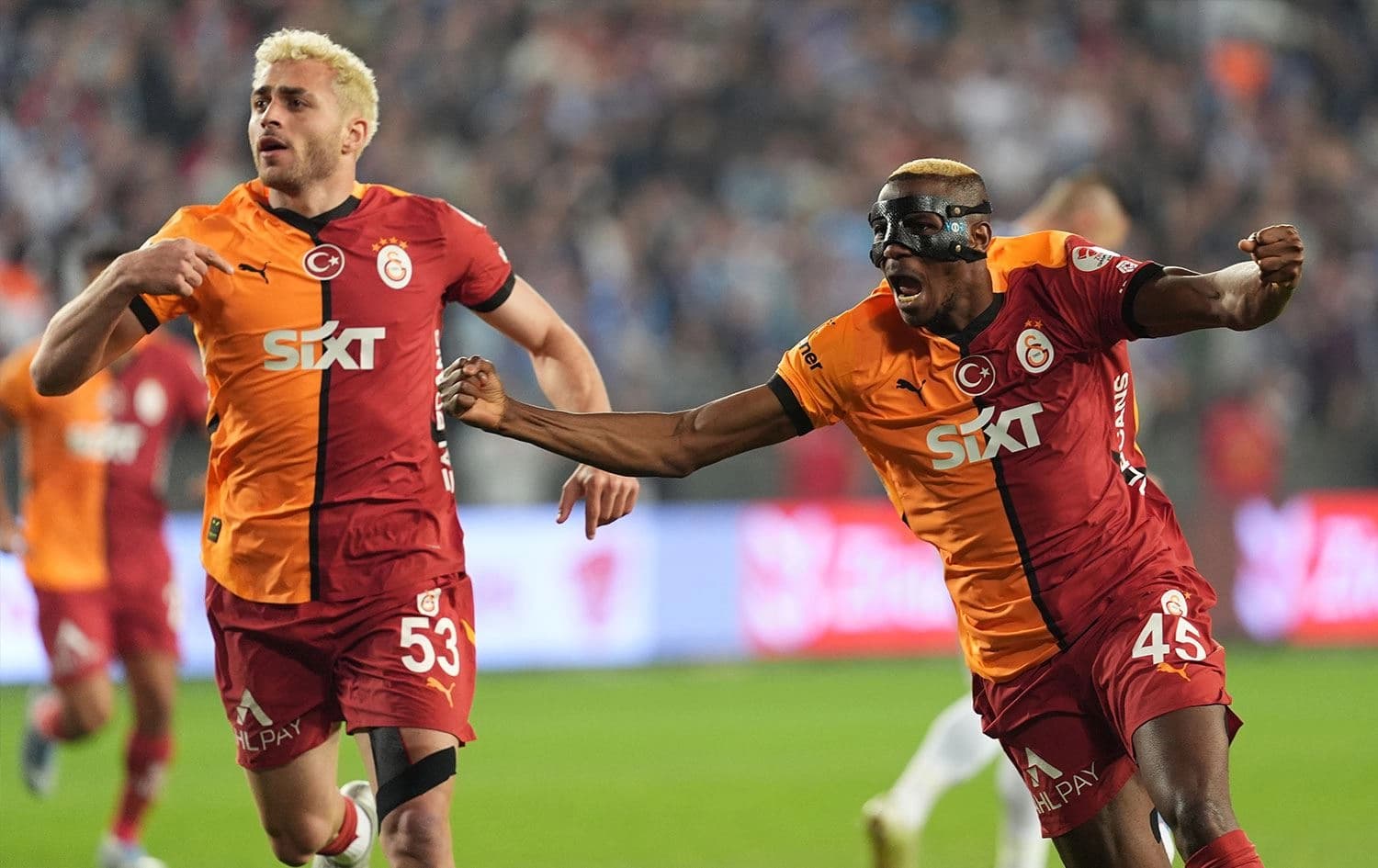 Galatasaraylı futbolcu Barış Alper Yılmaz (53) attığı gol sonrası takım arkadaşı Victor Osimhen (45) ile - AA