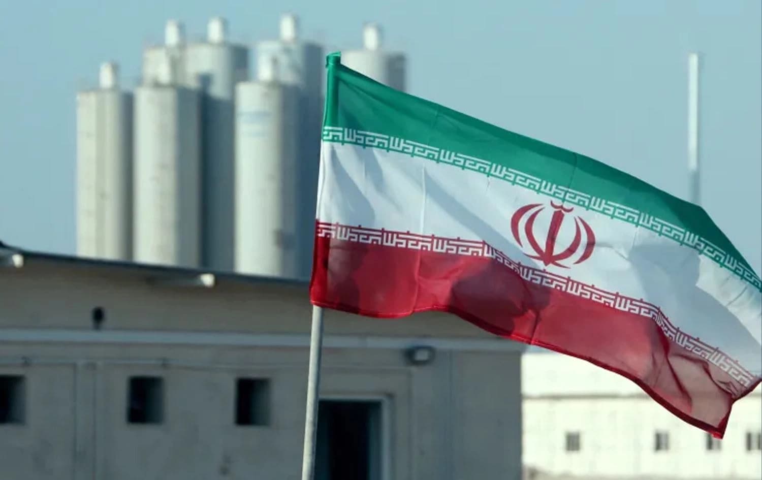 ئاڵایەکی ئێران لەپاڵ بنکەیەکی ئەتۆمیی ئەو وڵاتە. وێنە: AFP 