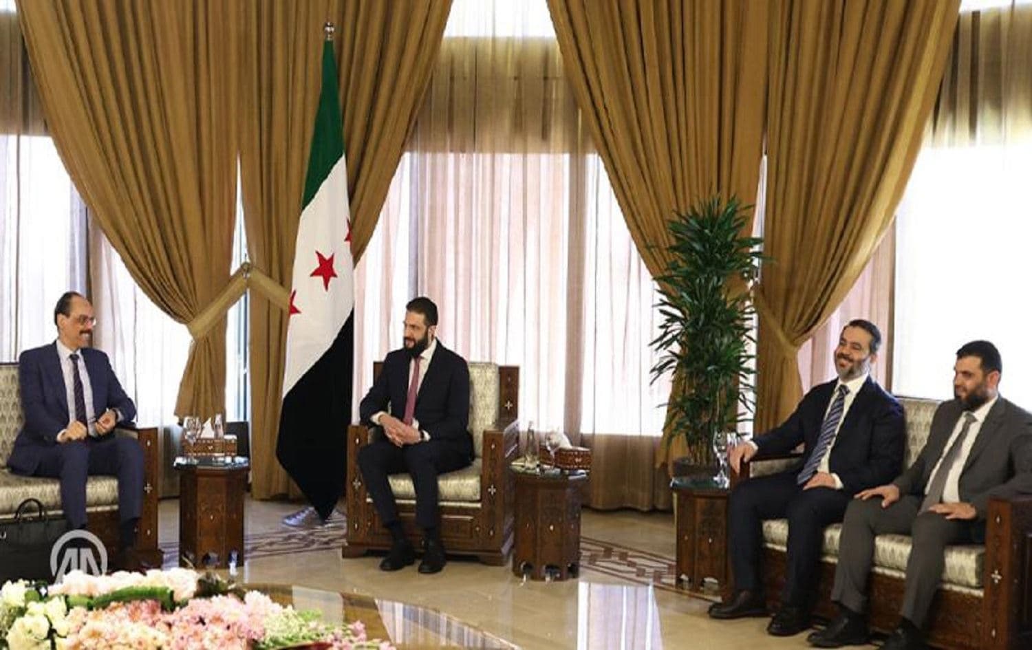 اجتماع الرئيس السوري أحمد الشرع مع رئيس جهاز الاستخبارات التركي إبراهيم قالن في دمشق