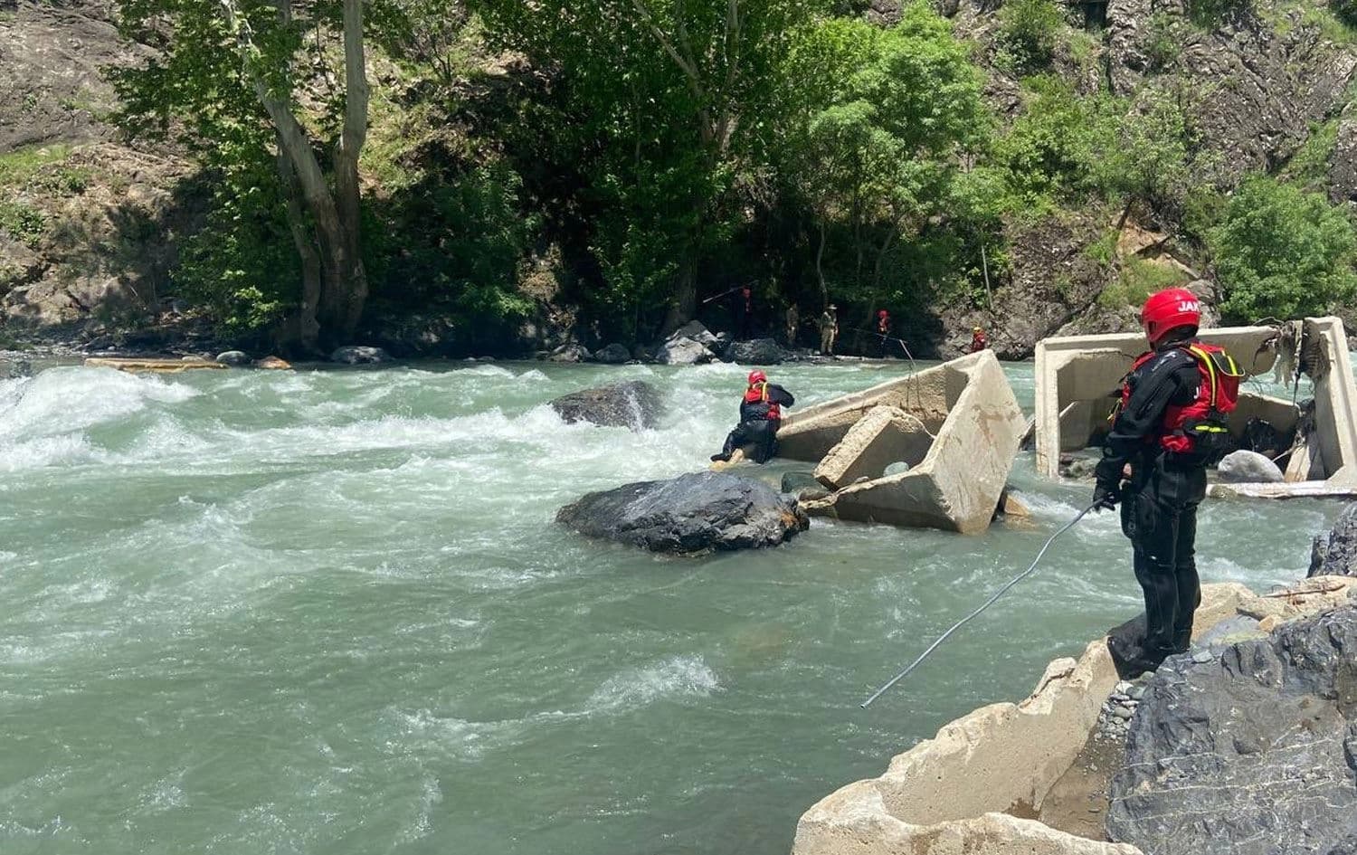 Avaşin Nehri'nde arama çalışmaları sürüyor.  / Rûdaw