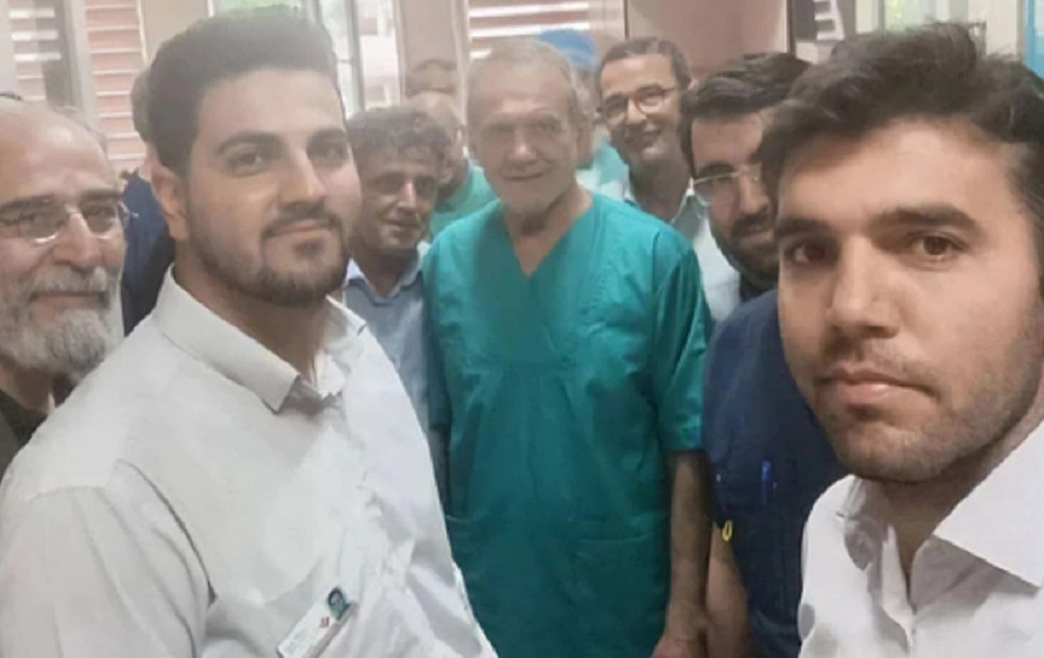 مەسعود پزیشکیان، سەرۆککۆماری ئێران دوای ئەنجامدانی نەشتەرگەرییەکان.