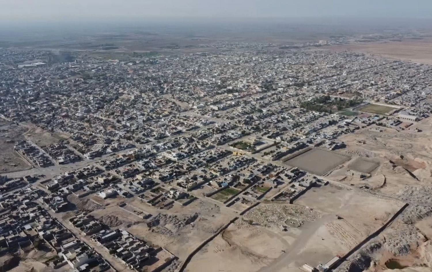 دیمەنێکی گشتیی خورماتوو.