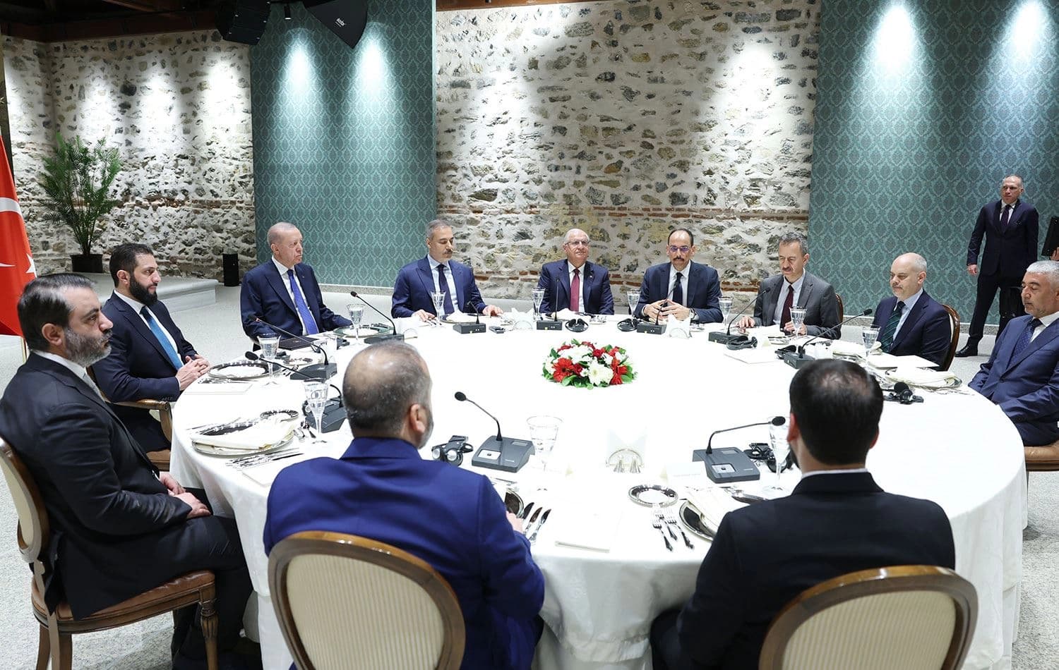 Türkiye Cumhurbaşkanı Recep Tayyip Erdoğan, Dolmabahçe Çalışma Ofisi'nde Suriye Cumhurbaşkanı Ahmed Şara ile çalışma yemeğinde bir araya geldi. / AA
