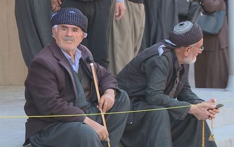 خانەنشینێک لە نۆرەی مووچەدا؛ وێنە: رووداو