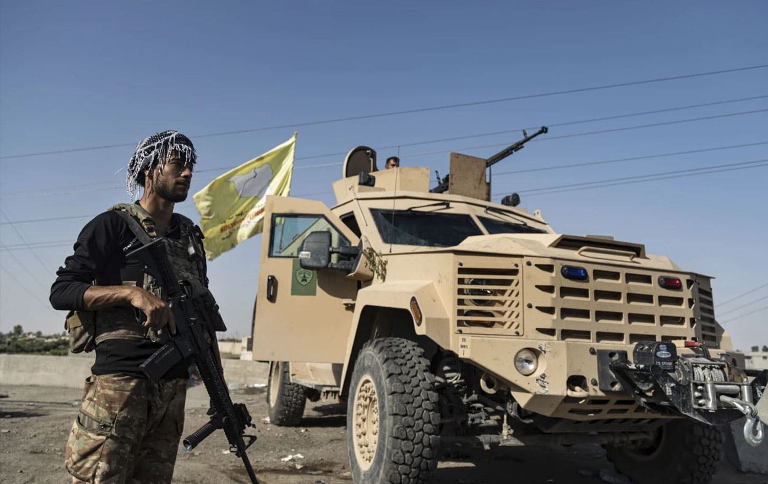 صورة أرشيفية لأحد عناصر قسد وآلية تابعة لها-AFP