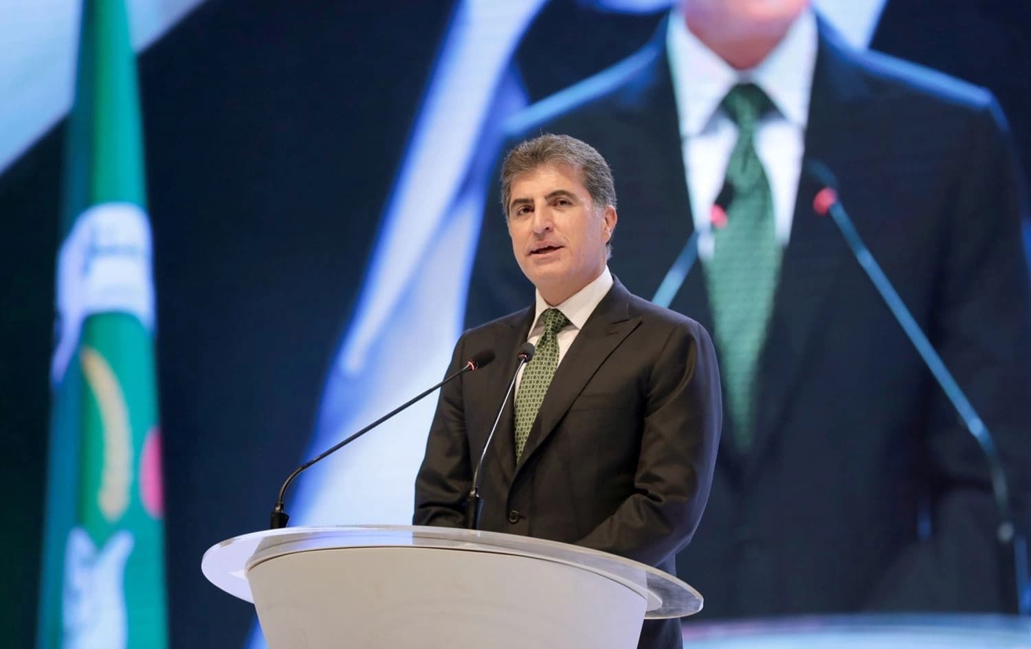  وێنەیەکی نێچیرڤان بارزانی، سەرۆکی هەرێمی کوردستان کاتێک لە دوایین کۆنگرەی یەکێتی قسەی کرد