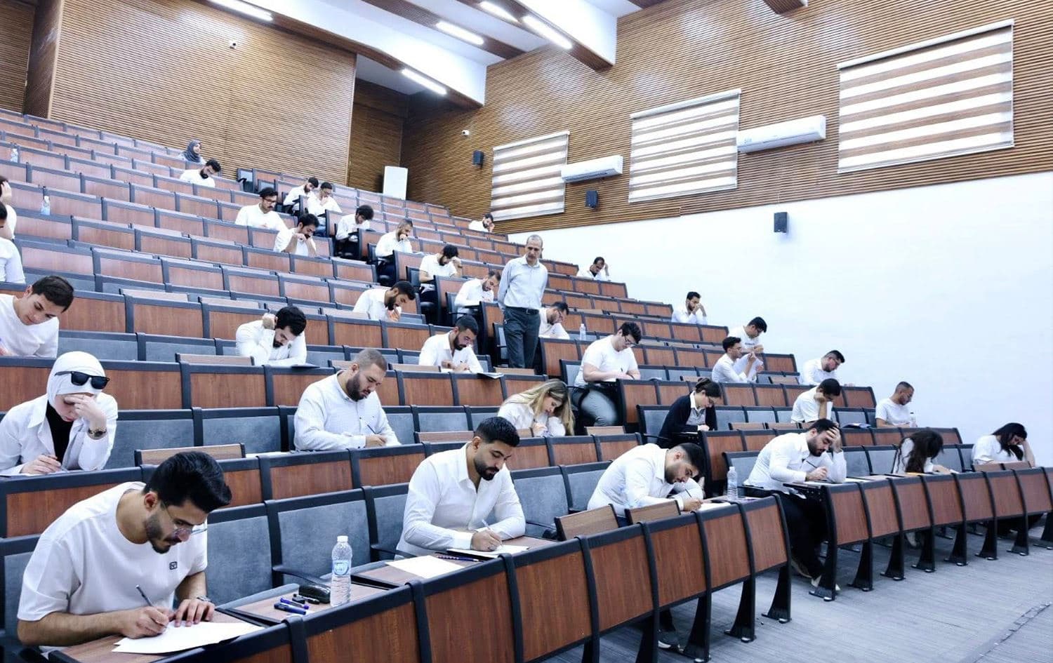 الامتحانات النهائية لكلية الطب بجامعة بغداد في أيار 2025