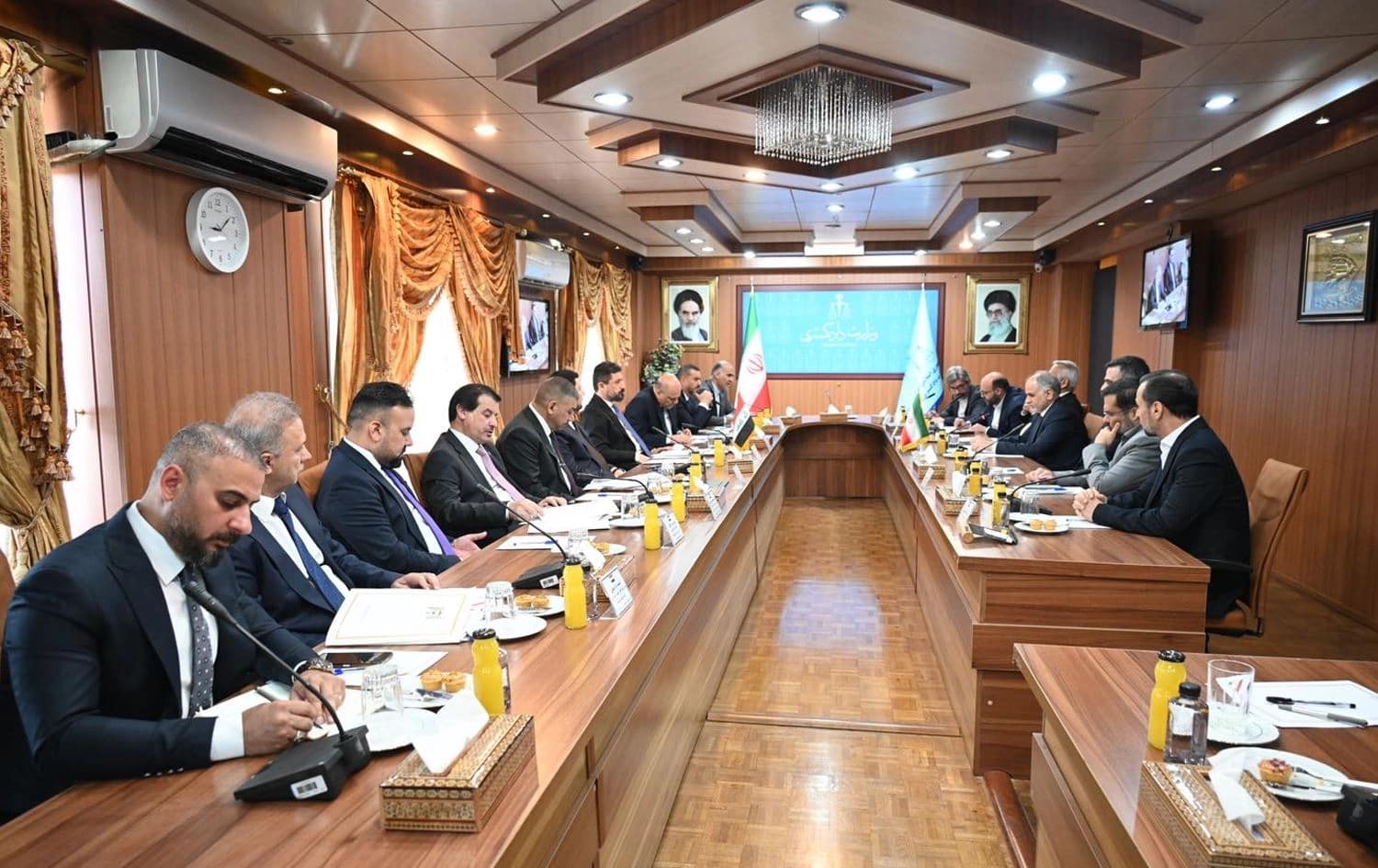 دیمەنێکی کۆبوونەوەکە. 
