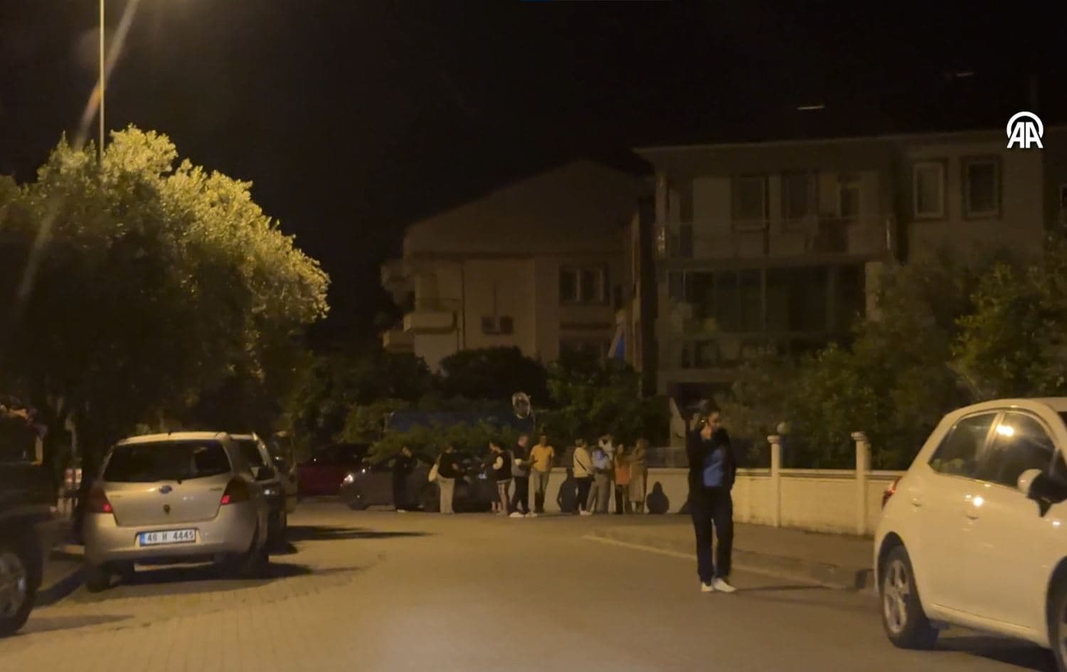 Residents of Turkey's Mugla province staying on the streets in the early hours of June 3, 2025. Photo: AA