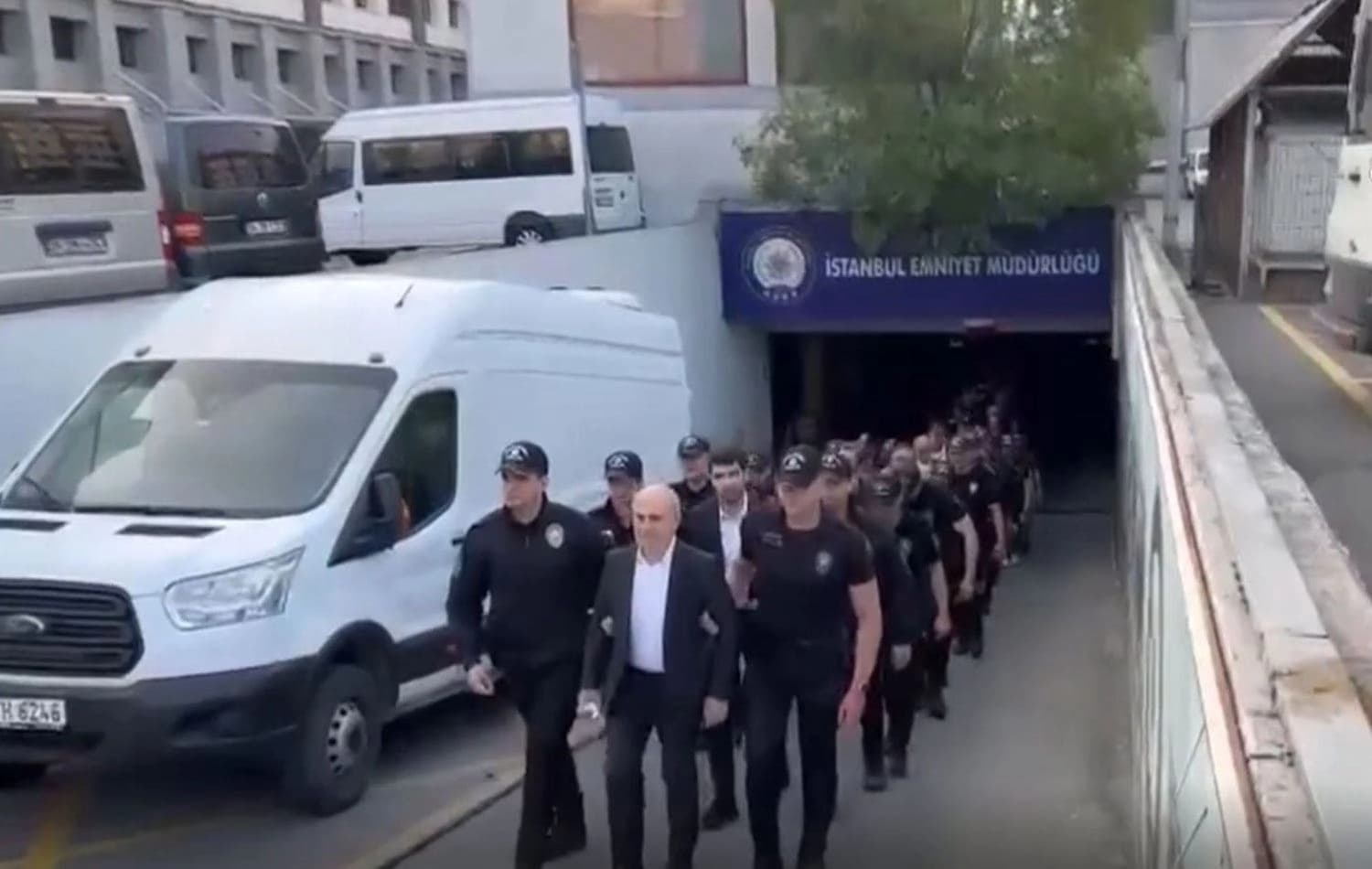 Gözlatına alınan belediye başkanları ve belediye çalışanları sağlık konrtolüne sevk edildi. / Foto: Video alıntısı
