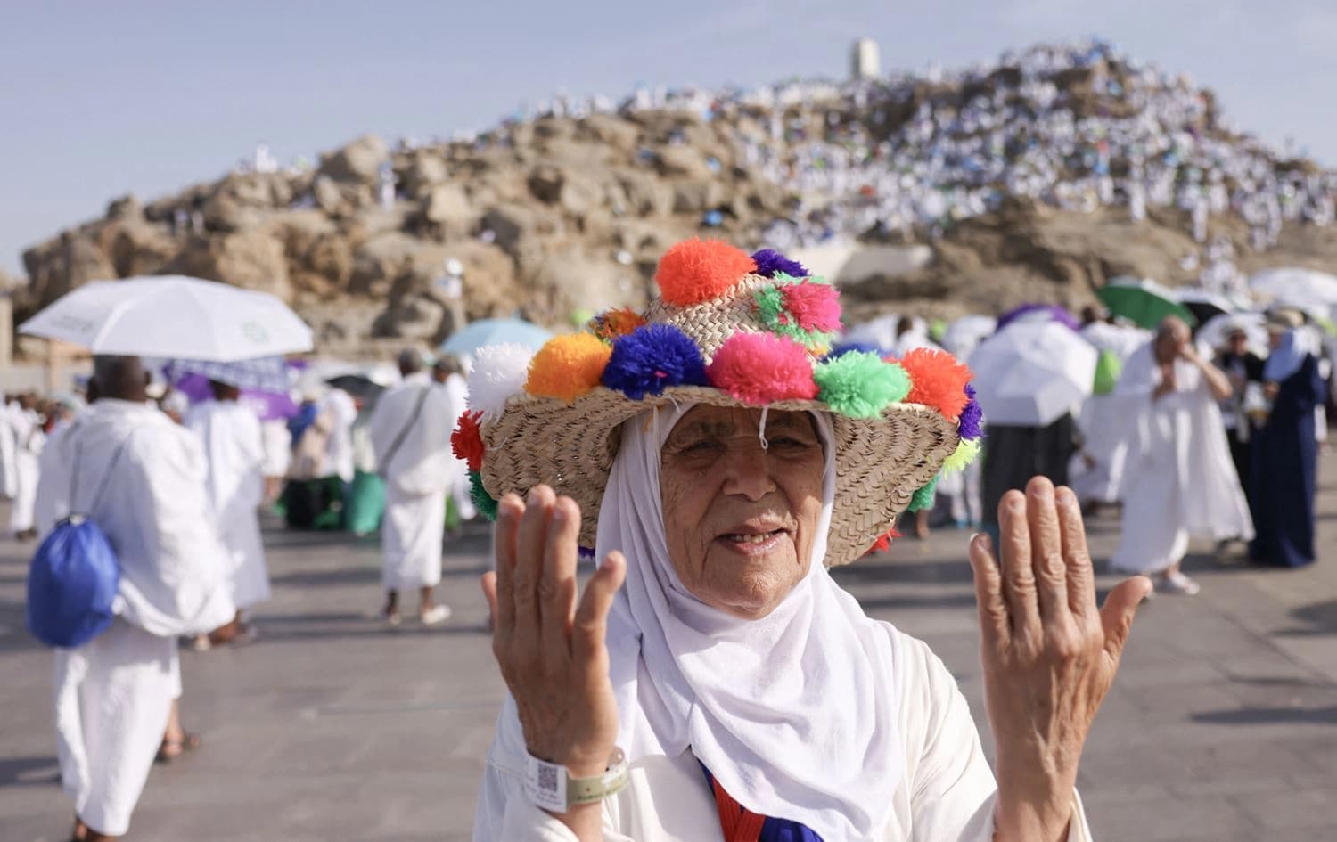 حاجییان لە کێوی عەرەفە نزا دەکەن. وێنە: AFP 