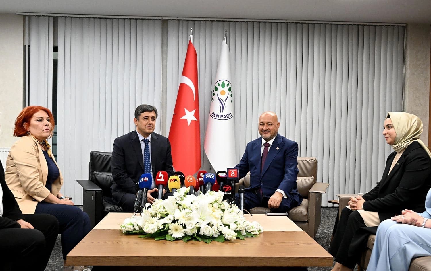 Şandeyeke AK Partiyê çû serdana DEM Partiyê / Wêne: AA