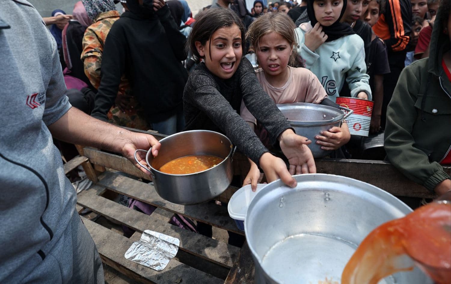  منداڵانی کەرتی غەززە بۆ وەرگرتنی ژەمێک خواردن نۆرەیان گرتووە. وێنە: AFP