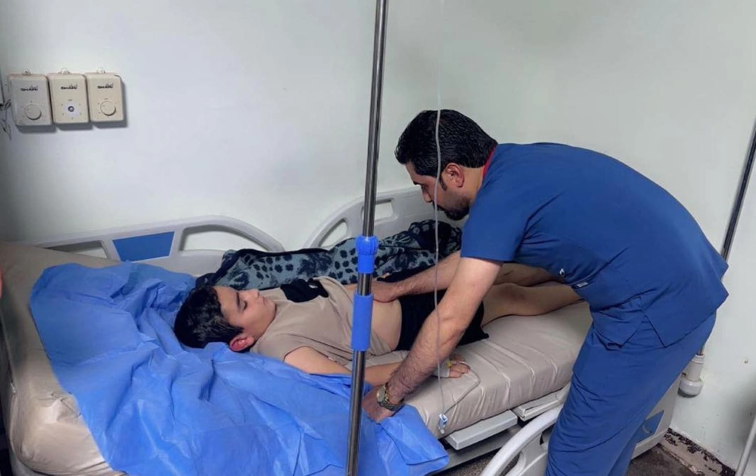 منداڵێکی ژەهراویبوو لە نەخۆشخانە چارەسەر وەردەگرێت. وێنە: تەندروستیی ئەنبار.