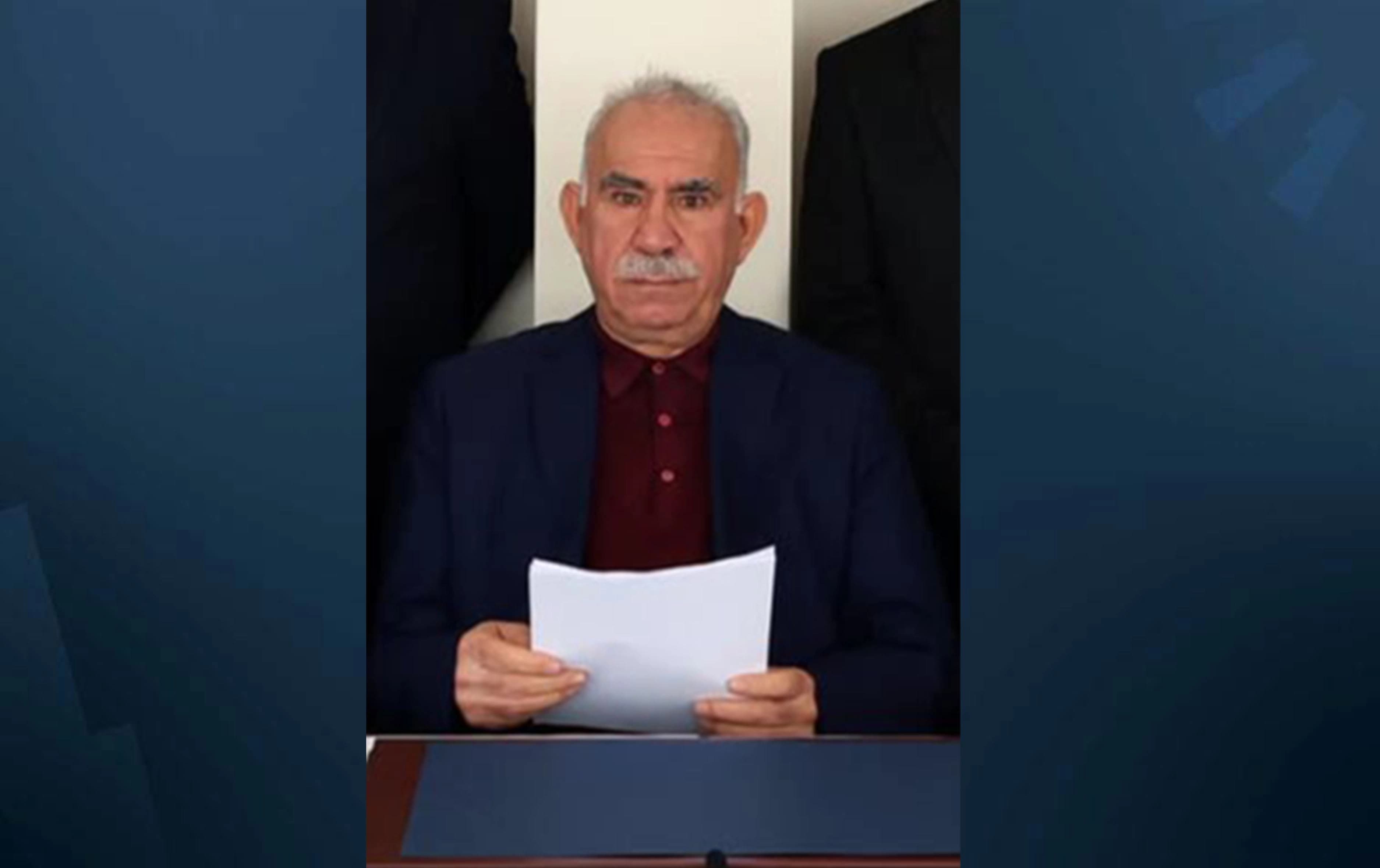 دوایین وێنەی بڵاوکراوەی عەبدوڵڵا ئۆجەلان کاتێک لە 27ی شوباتی 2025 شاندی دەمپارتی لە دوورگەی ئیمرالی سەردانیان کرد.