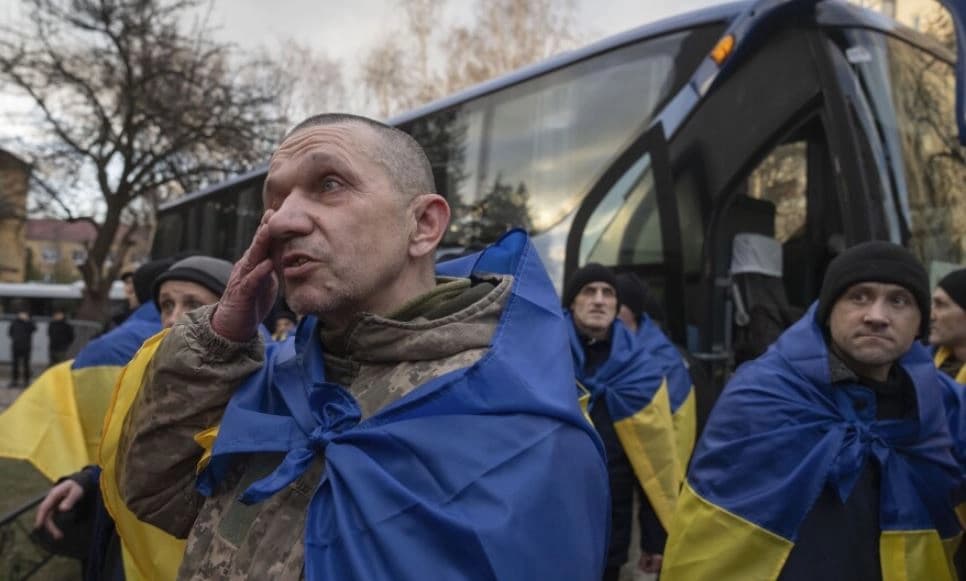 چەند بارمتەیەکی ئۆکراینی لەکاتی گەڕانەوەیان لە رووسیاوە. وێنە: AP