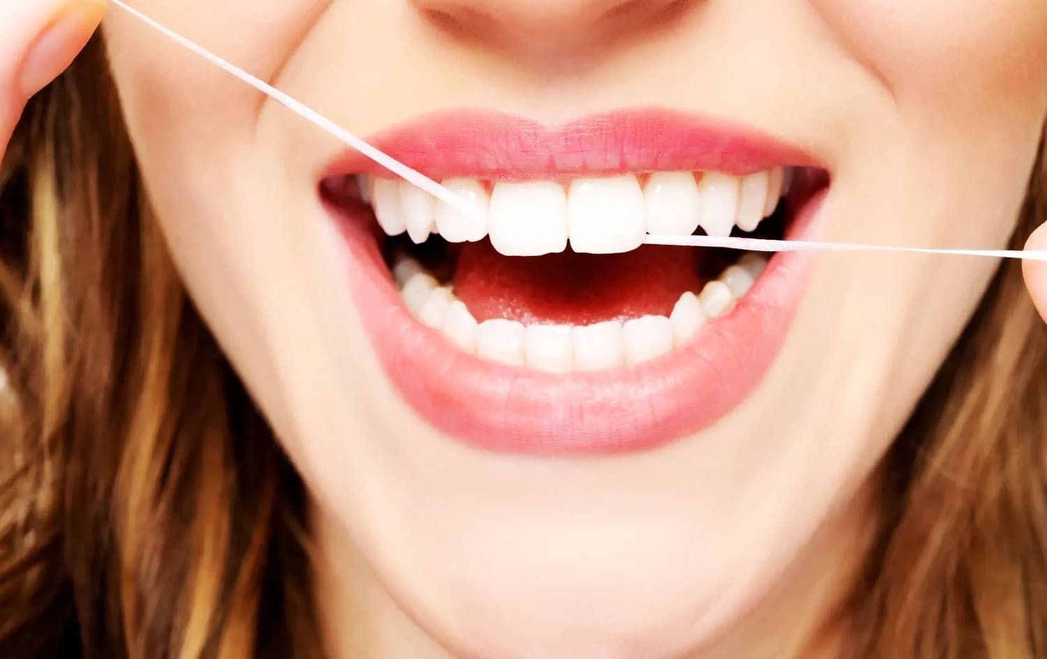 خانمێک پەتی تایبەت بە ددانپاککردنەوەی بەکاردەهێنێت.