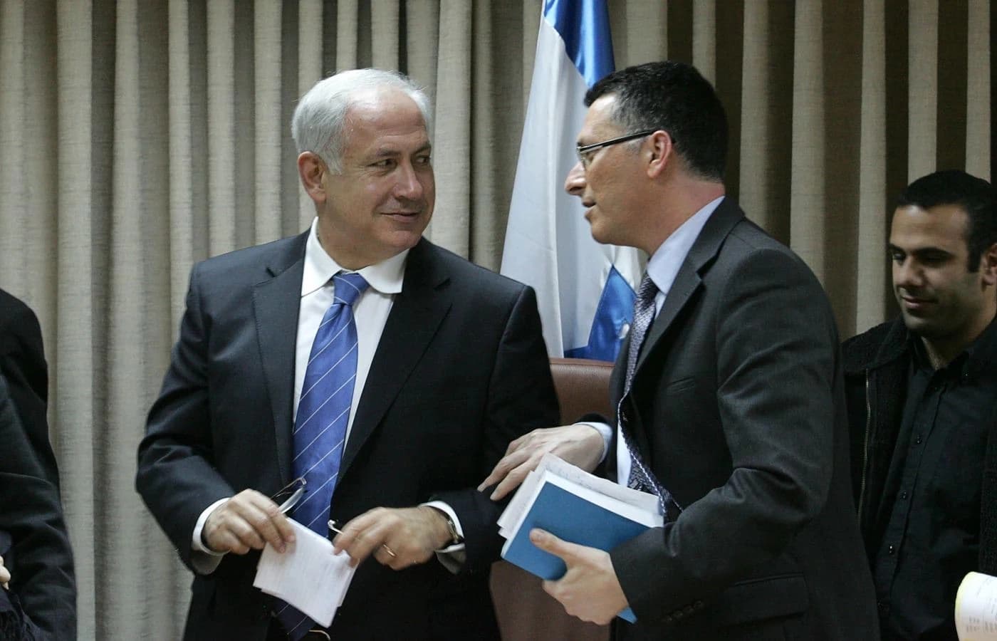 Israeli Prime Minister  Benjamin Netanyahu (L) speaks to Foreign Minister Gideon Sa'ar. Photo: AFP