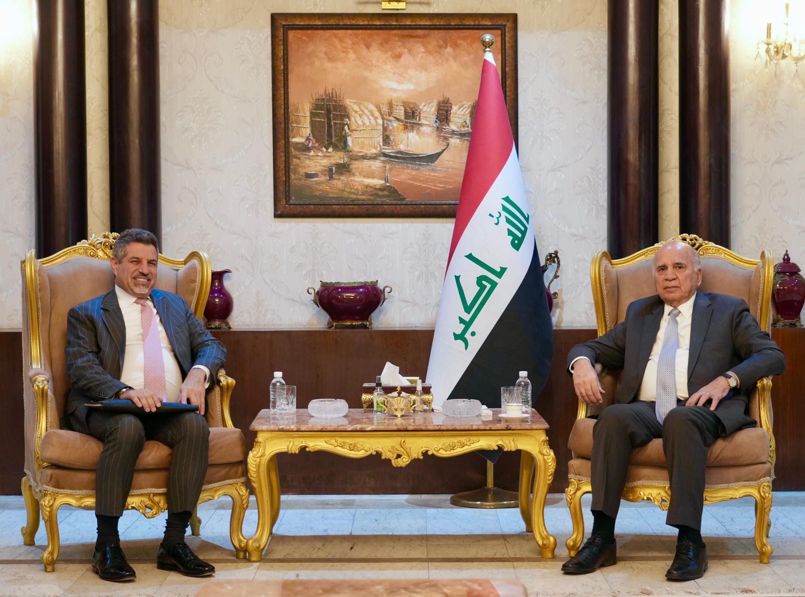 Iraqi Foreign Minister Fuad Hussein (right) received Steve Fagin, charge d'affaires of the US embassy, in Baghdad on June 17, 2025. Photo: Iraqi foriegn ministry