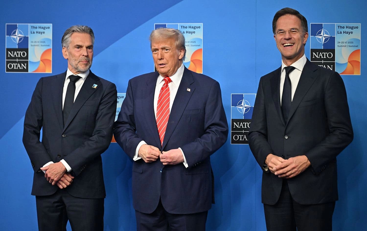 NATO Zirvesine katılan Donald Trup, NATO Genel Sekreteri Mark Rutte (sağda) ve Hollanda Başbakanı Dick Schoof (solda) tarafından karşılandı / Foto: AA