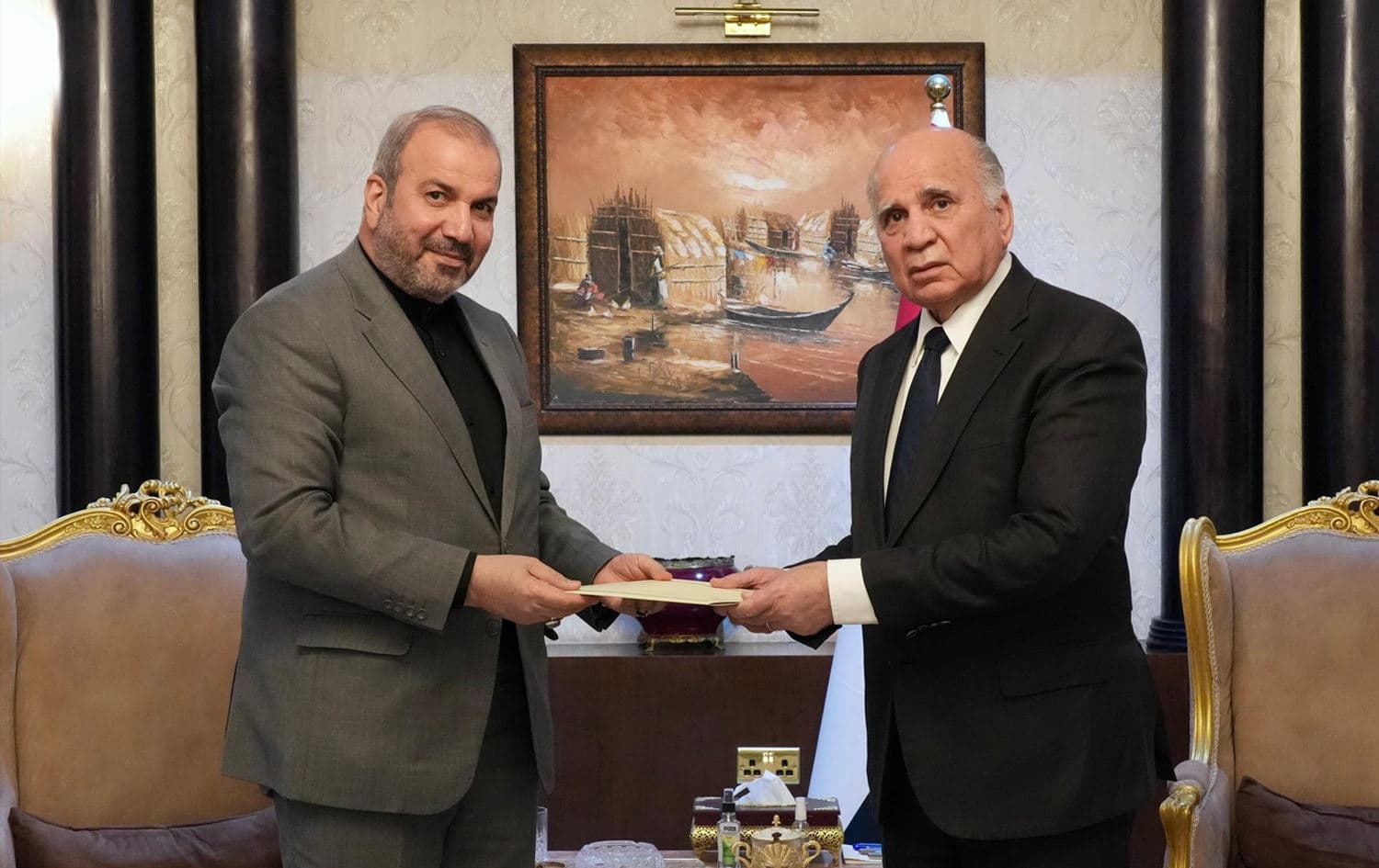 فوئاد حوسێن پێشوازی لە محەممەد کازم ئال سادق، باڵیۆزی کۆماری ئیسلامیی ئێران لە بەغدا کرد