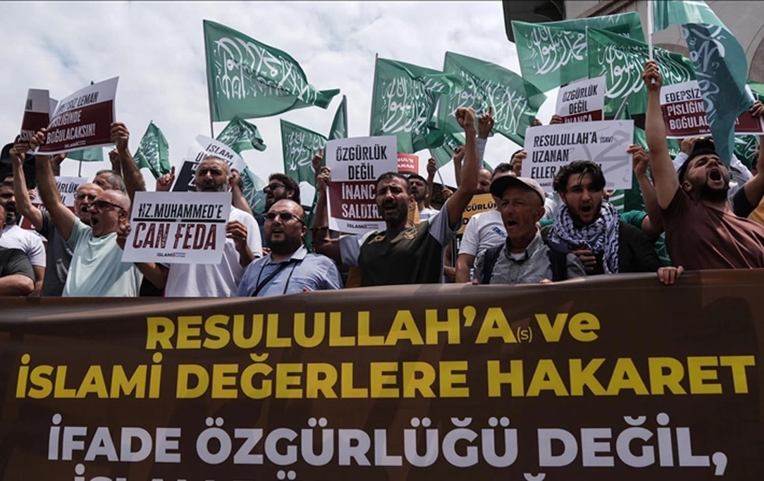 Protesters chanting against LeMan magazine in Istanbul for allegedly disrespecting the Prophet Muhammad on July 1, 2025. Photo: AA