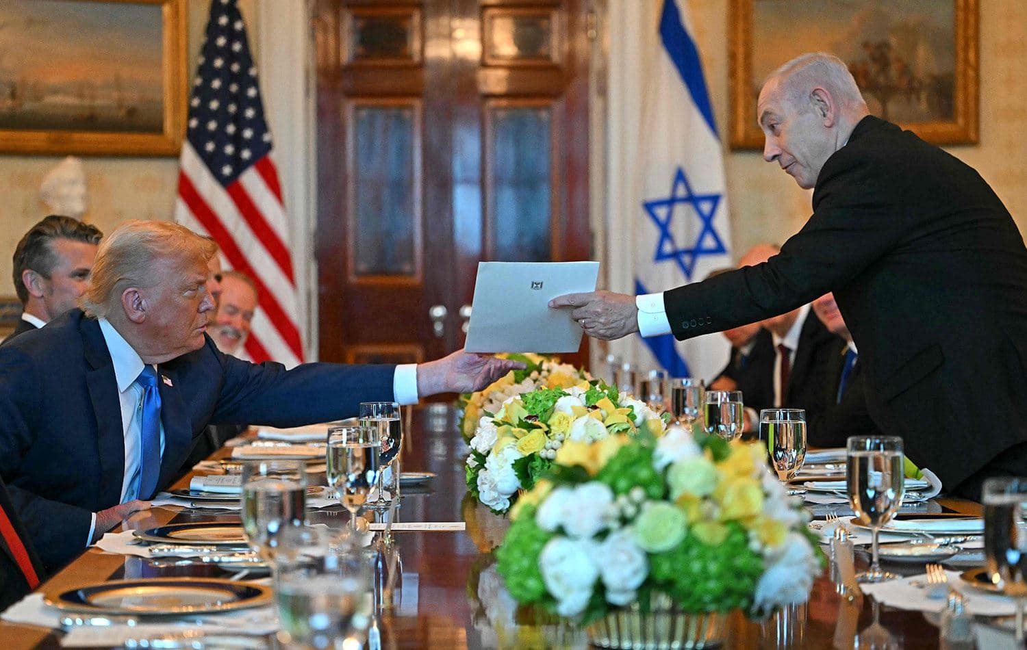 Netanyahu, Trump'ı Nobel Barış Ödülü'ne aday gösterdiğini söyleyerek adaylık mektubunu Trump'a teslim etti. / AFP
