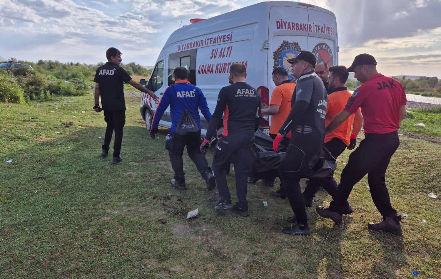 Kardeşini ve arkadaşını kurtarmak isterken kaybolan gencin cansız bedeni bulundu. / Foto: AA