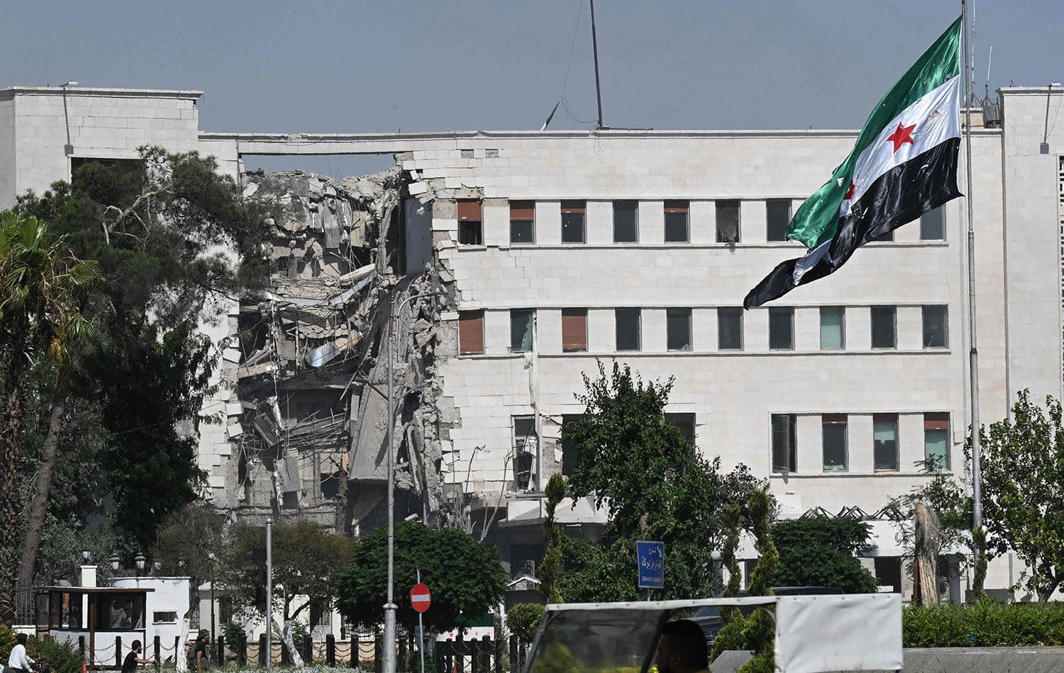 İsrail'in 16 Temmuz 2025'te Şam'daki Suriye ordusu ve savunma bakanlığı karargahına düzenlediği saldırıların ardından oluşan hasar. / Fotoğraf: LOUAI BESHARA / AFP